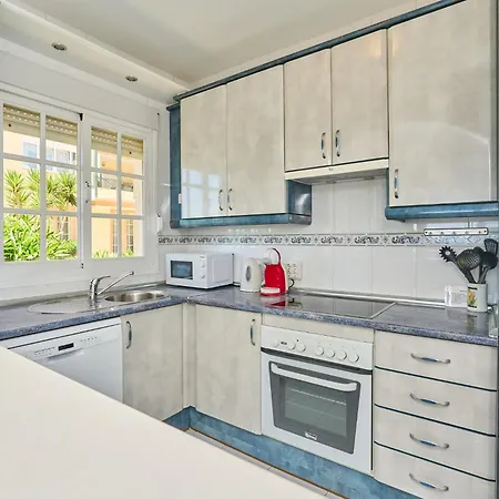 Daire Seafront Garden And Sea Views *